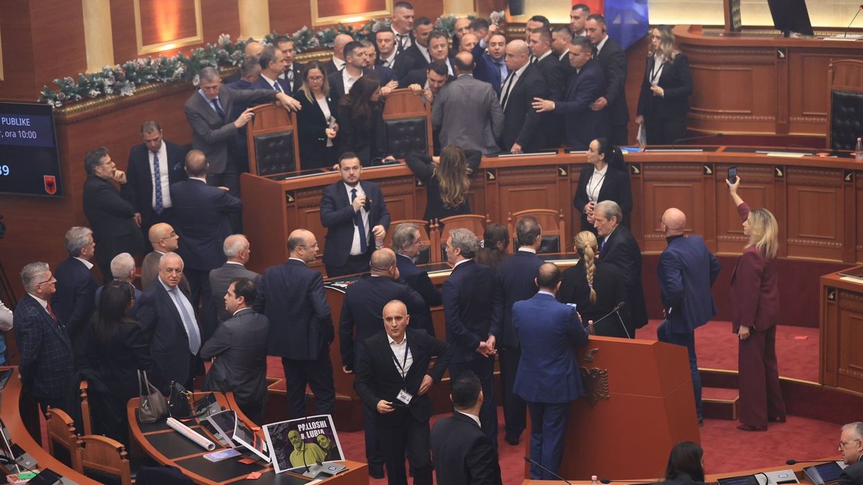 Kaos në Kuvendin e Shqipërisë - opozita përplaset me Gardën, PS voton ligjet Kaos në Kuvendin e Shqipërisë - opozita përplaset me Gardën, PS voton ligjet