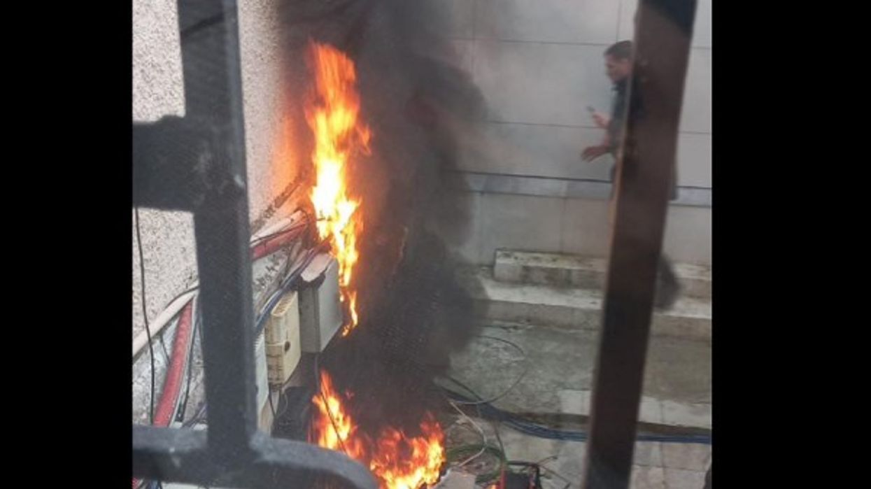 Merr flakë fibra e transmetimit në Kuvendin e Shqipërisë, ndërpritet sinjali për mediat Merr flakë fibra e transmetimit në Kuvendin e Shqipërisë, ndërpritet sinjali për mediat