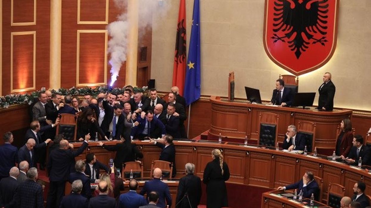 Flakadanë, ujë dhe përleshje fizike -seanca e Kuvendit të Shqipërisë mbyllet në kaos Flakadanë, ujë dhe përleshje fizike -seanca e Kuvendit të Shqipërisë mbyllet në kaos