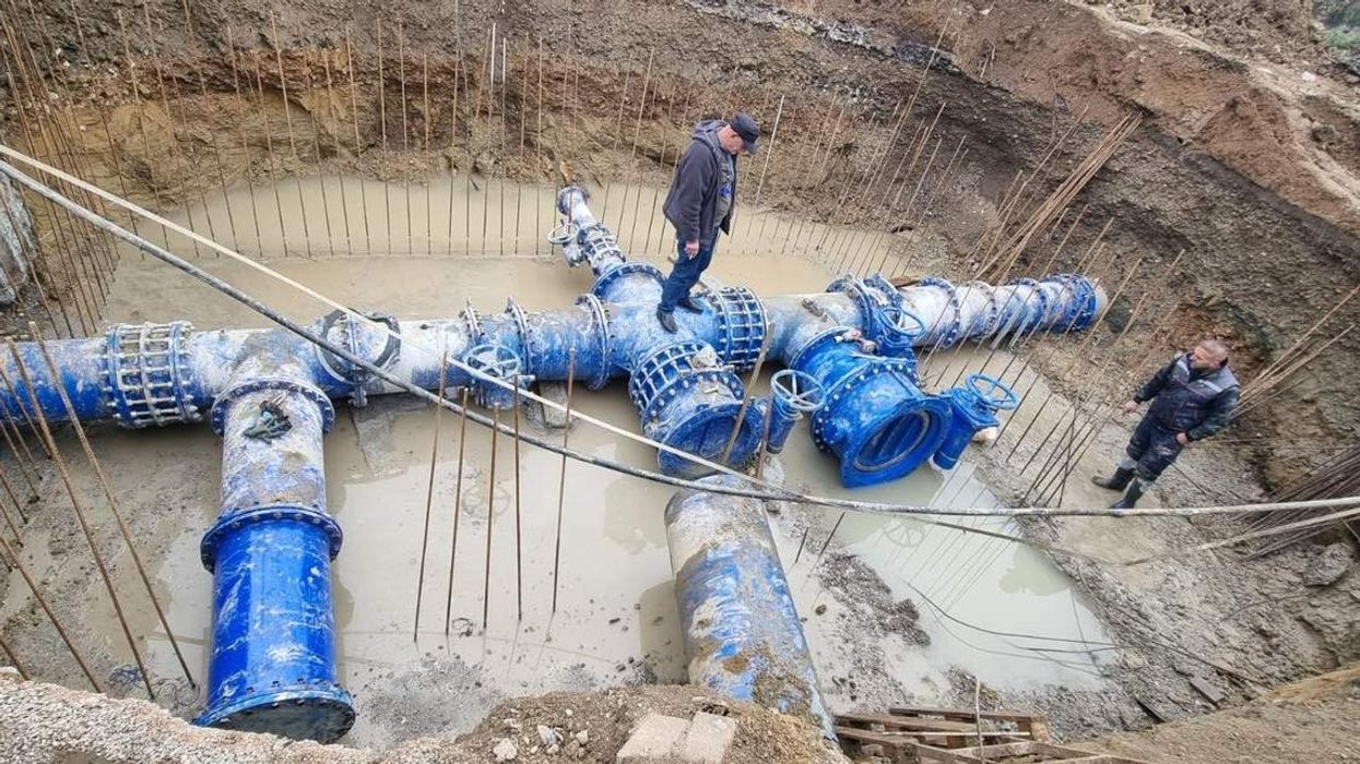 Rikthehet furnizimi me ujë pas intervenimit në Rrugën “Tranzite” në Gjakovë