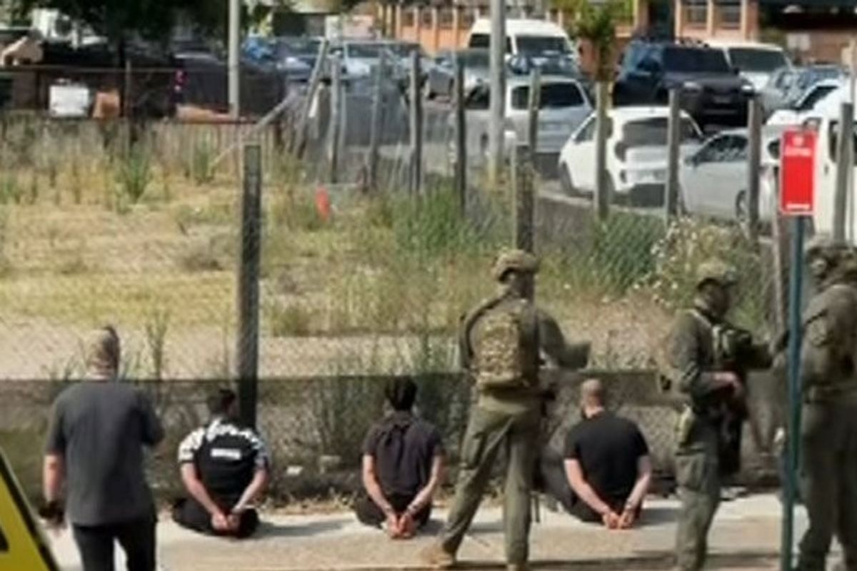 Skena dramatike në Sidnei, shtatë burra të arrestuar – ishin nisur drejt plazhit Bondi Skena dramatike në Sidnei, shtatë burra të arrestuar – ishin nisur drejt plazhit Bondi