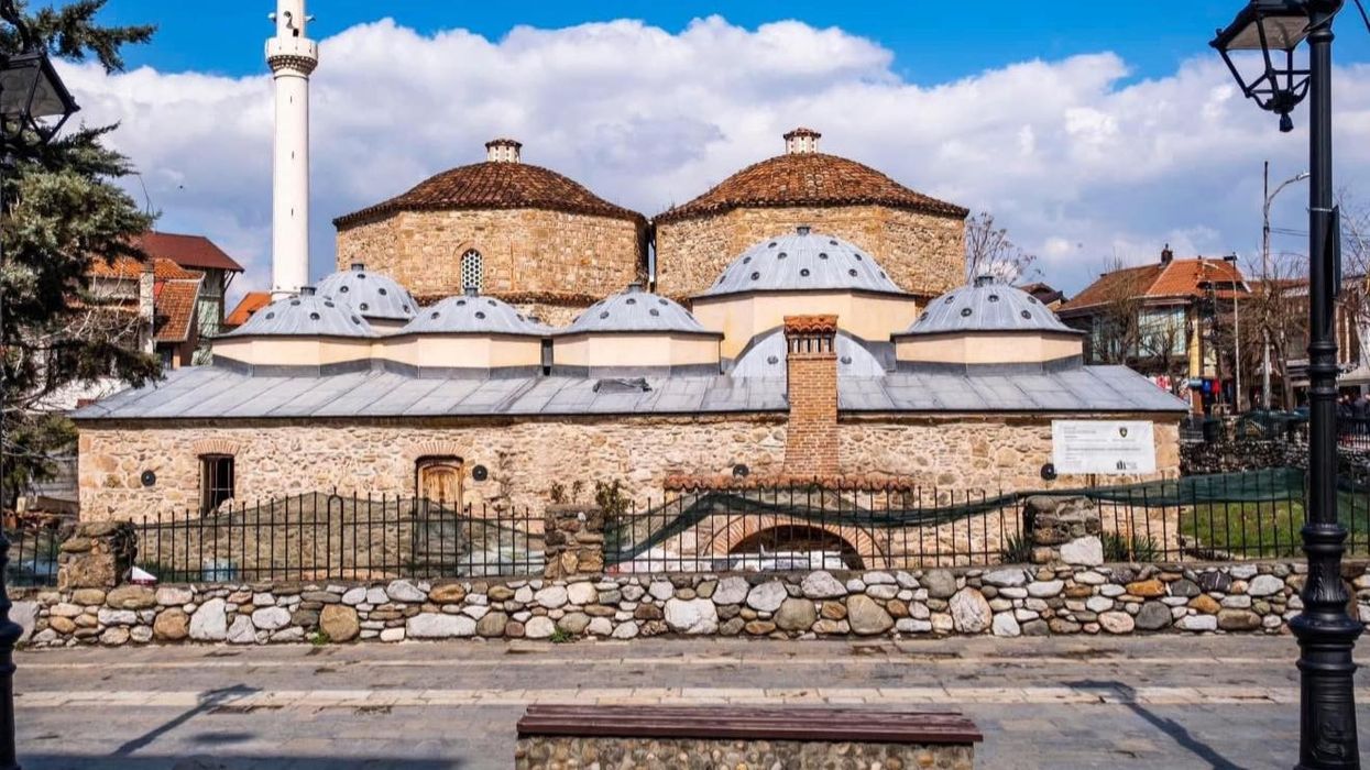 Ministri Hajrulla Çeku viziton restaurimin e Hamamit të Gazi Mehmed Pashës në Prizren Ministri Hajrulla Çeku viziton restaurimin e Hamamit të Gazi Mehmed Pashës në Prizren