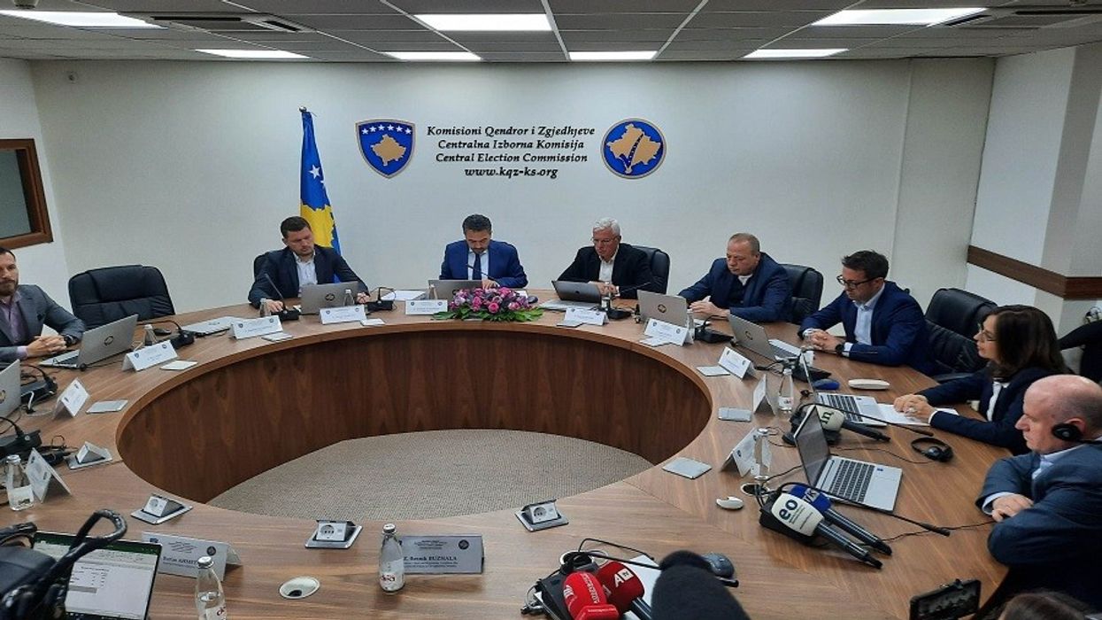 Debate në KQZ për votimin e të akuzuarve në Hagë, përplasen LVV-PDK