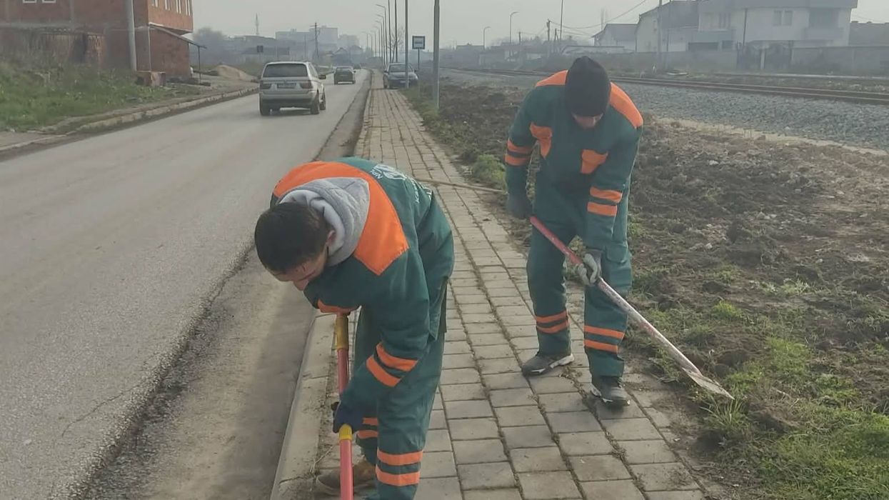 NPL “Kastrioti” vazhdon pastrimin e trotuareve në zona të ndryshme të Obiliqit