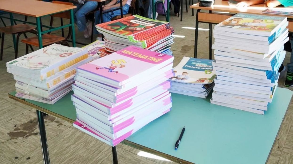 Serbia vazhdon t’i mbajë të bllokuara fondet për librat e nxënësve në Luginë