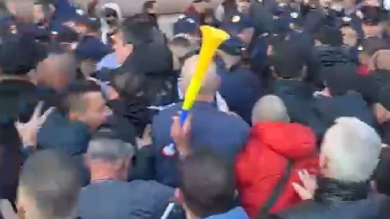 “Shqipëria bëhet” protestë para Kryeministrisë, përplasje me policinë “Shqipëria bëhet” protestë para Kryeministrisë, përplasje me policinë