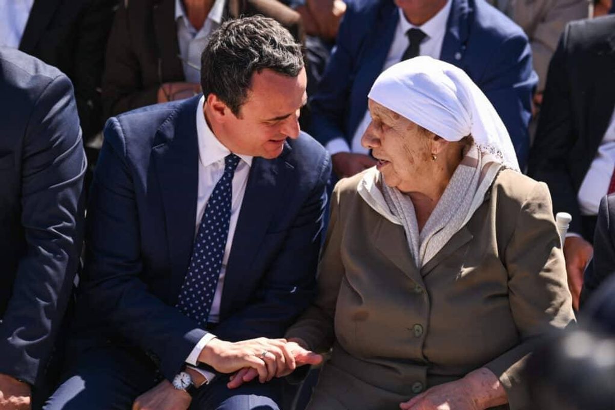 Kurti takon familjarët e Afrim Zhitisë, motra e dëshmorit tregon bisedën që pati me nënën e saj Kurti takon familjarët e Afrim Zhitisë, motra e dëshmorit tregon bisedën që pati me nënën e saj