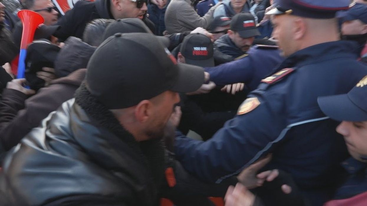Tre orë protestë e përplasje para kryeministrisë në Shqipëri, shoqërohen në polici 4 aktivistë