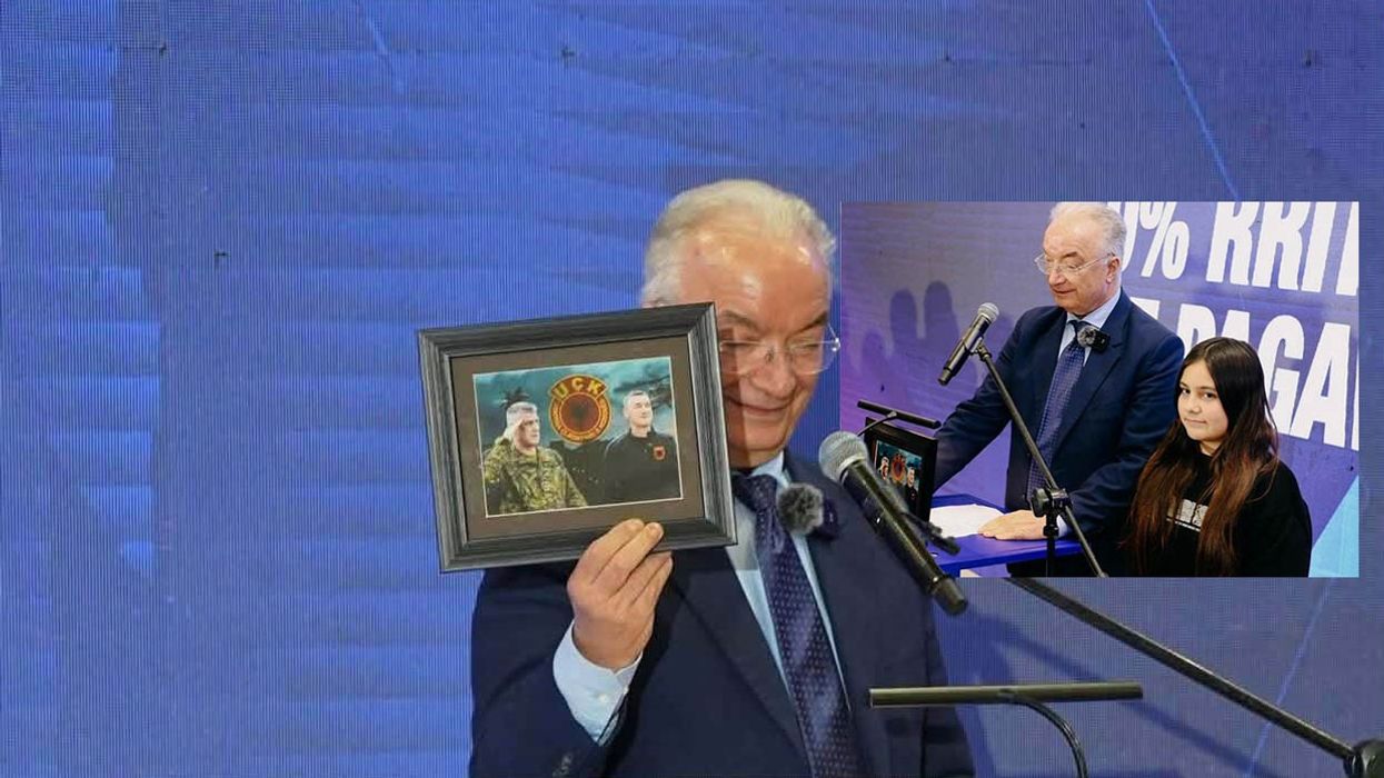 Vajza e ish-ushtarit të UÇK-së i dhuron Xhavit Halitit në Pejë fotografinë e Thaçit dhe Veselit Vajza e ish-ushtarit të UÇK-së i dhuron Xhavit Halitit në Pejë fotografinë e Thaçit dhe Veselit