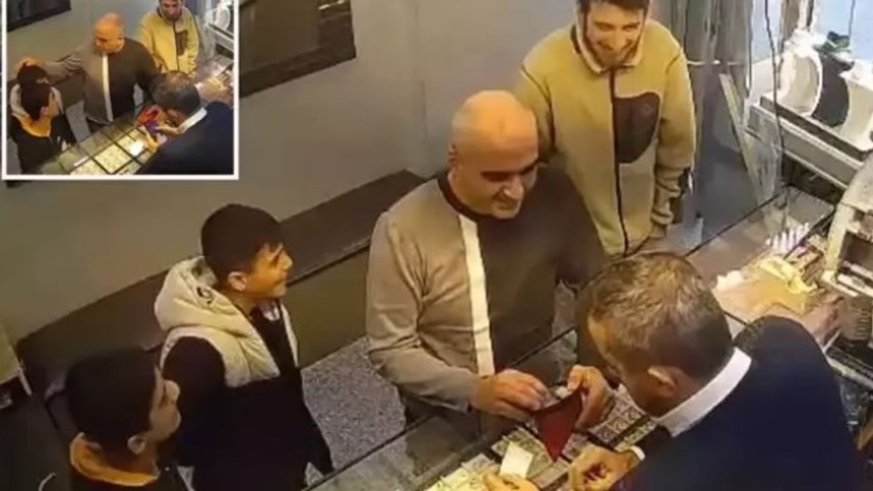 Gjetën çantën me ar, dy fëmijë në Turqi ia kthejnë pronarit – ai i shpërblen për sjelljen shembullore Gjetën çantën me ar, dy fëmijë në Turqi ia kthejnë pronarit – ai i shpërblen për sjelljen shembullore