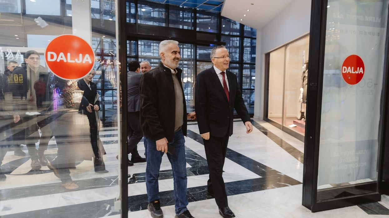 Hamza viziton bizneset në Gjakovë: Do të ndryshojmë ligjin për tatimin në pronë dhe do të ulim çmimin e energjisë