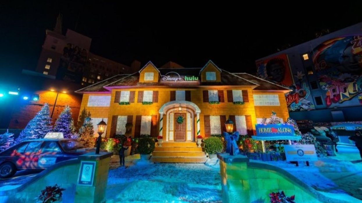 Disney+ dhe Hulu zbulojnë shtëpinë më të madhe në botë nga ëmbëlsira si në filmin “Home Alone” Disney+ dhe Hulu zbulojnë shtëpinë më të madhe në botë nga ëmbëlsira si në filmin “Home Alone”