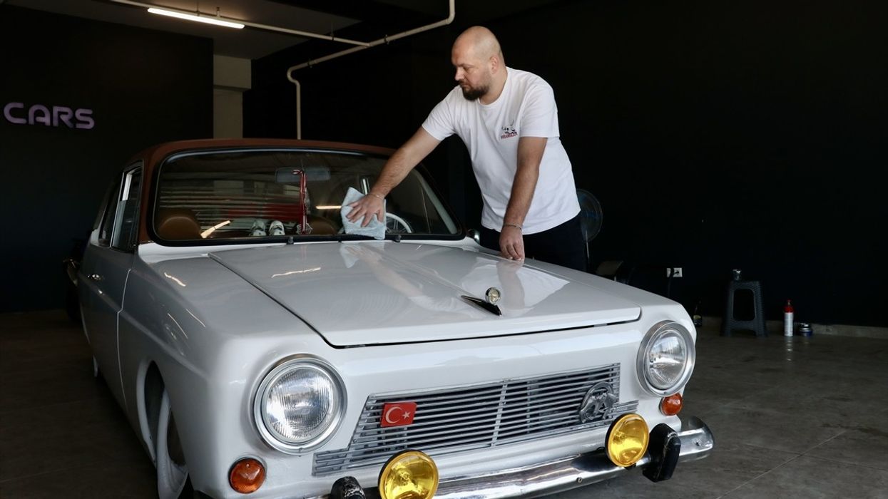 Një entuziast në Turqi, aq shumë e çmon makinën e tij sa nuk lejon askënd të hyjë në të me këpucë