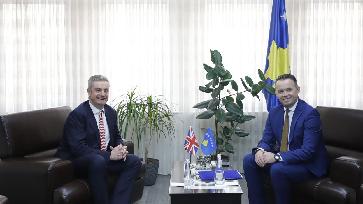 Peci priti ambasadorin britanik, diskutojnë investimet strategjike për Mitrovicën Peci priti ambasadorin britanik, diskutojnë investimet strategjike për Mitrovicën