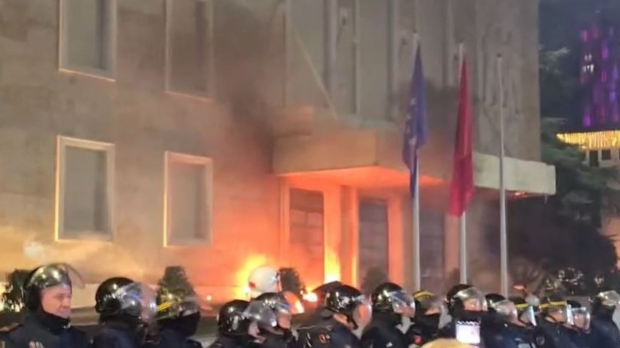 Përshkallëzohet situata në Shqipëri, hidhet molotov në derën e kryeministrisë Përshkallëzohet situata në Shqipëri, hidhet molotov në derën e kryeministrisë