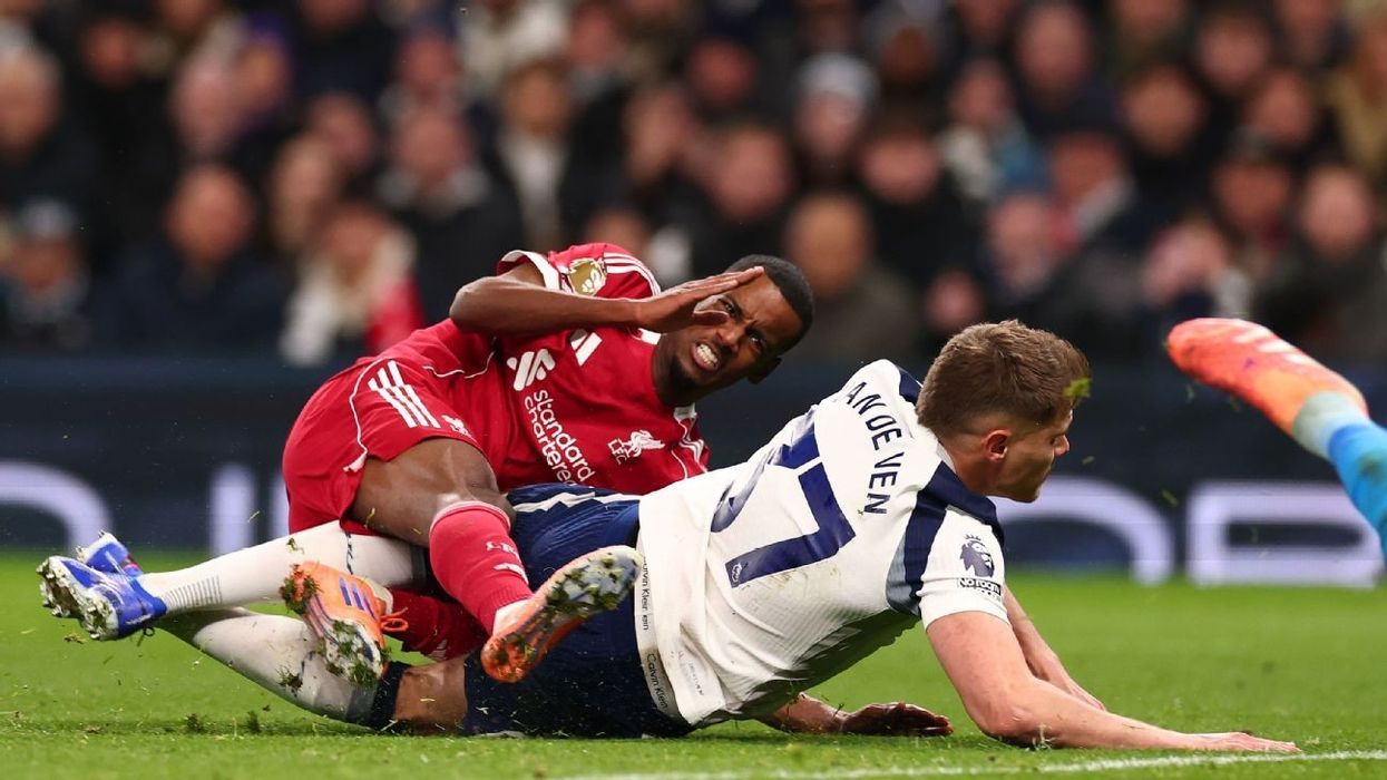 Carragher del në mbrojtje të Van de Ven për ndërhyrjen ndaj Isakut