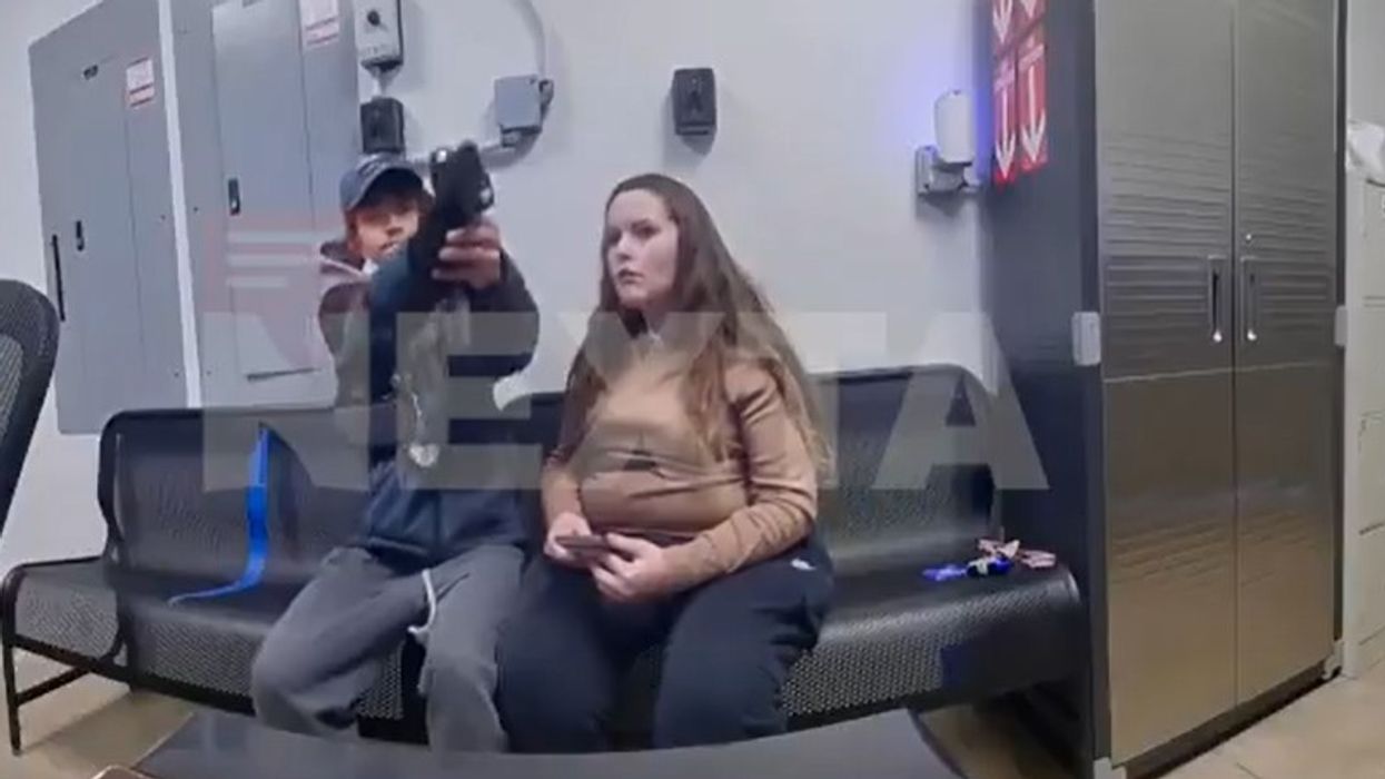 Punonjësi i Walmart neutralizoi një të dyshuar të armatosur brenda dyqanit