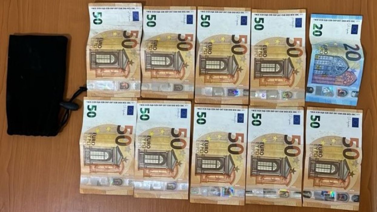 Një qytetare gjen para dhe i dorëzon në polici Një qytetare gjen para dhe i dorëzon në polici