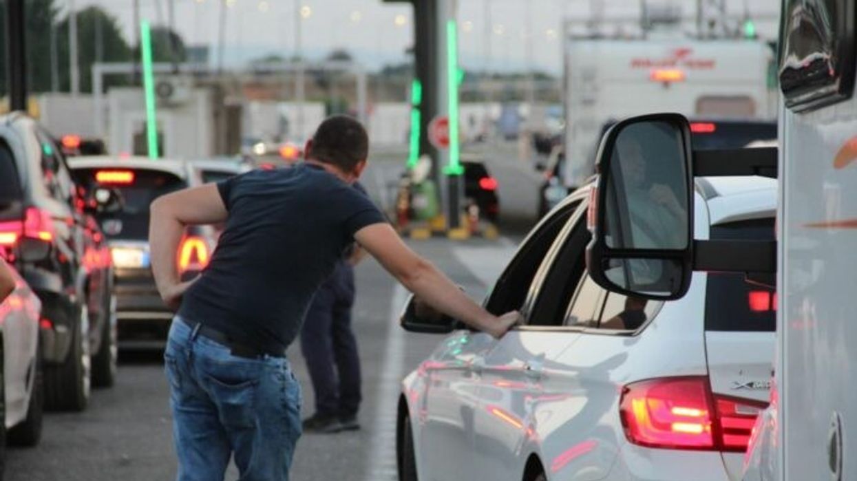 Bllokim i përkohshëm i qarkullimit rrugor në Serbi, MPJD: Shfrytëzoni rrugë alternative për të shmangur pritjet Bllokim i përkohshëm i qarkullimit rrugor në Serbi, MPJD: Shfrytëzoni rrugë alternative për të shmangur pritjet