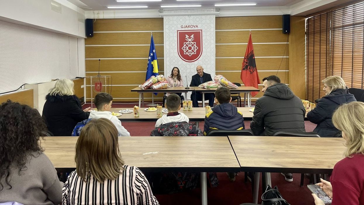 Komuna e Gjakovës shpërndan dhurata për fëmijët nën përkujdesjen e familjeve strehuese Komuna e Gjakovës shpërndan dhurata për fëmijët nën përkujdesjen e familjeve strehuese