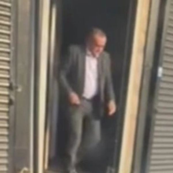Guvernatori i një burgu në Angli është shkarkuar nga puna pasi u filmua duke dalë nga një bordello Guvernatori i një burgu në Angli është shkarkuar nga puna pasi u filmua duke dalë nga një bordello