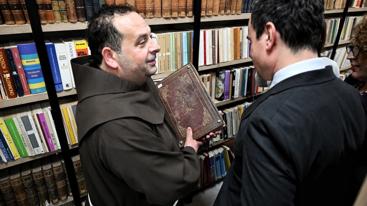 Kurti uron besimtarët e krishterë: Krishtlindja është kremtim dhe besim Kurti uron besimtarët e krishterë: Krishtlindja është kremtim dhe besim