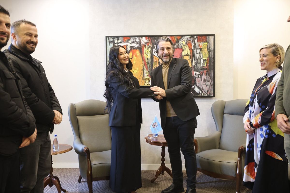 Dafina Zeqiri nderohet me "Hyjneshën në Fron" nga kryetari i Prishtinës Përparim Rama Dafina Zeqiri nderohet me