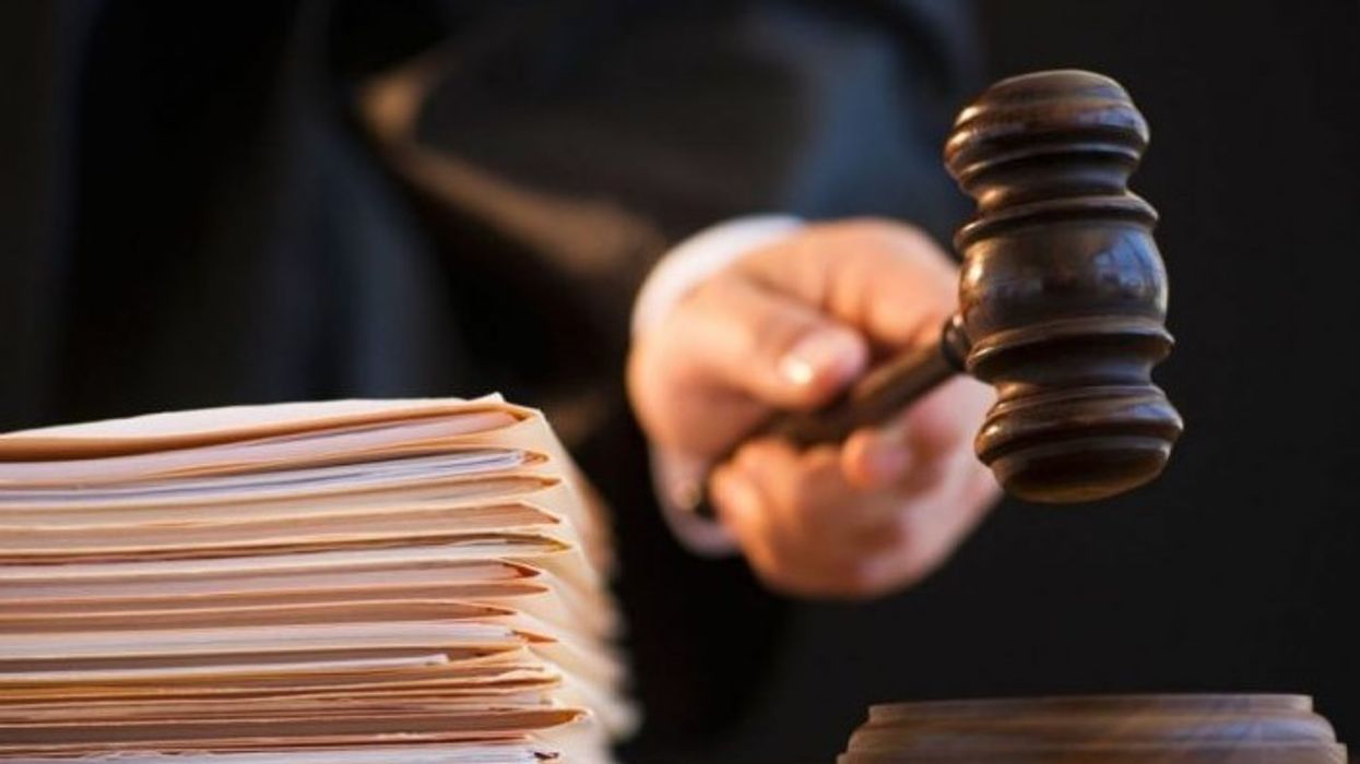 Aktakuzë ndaj një zyrtari doganor, dyshohet se lejoi kalimin pa kontroll të një automjeti komercial, gjersa kishte mallra në vlerë mbi 11 mijë euro Aktakuzë ndaj një zyrtari doganor, dyshohet se lejoi kalimin pa kontroll të një automjeti komercial, gjersa kishte mallra në vlerë mbi 11 mijë euro