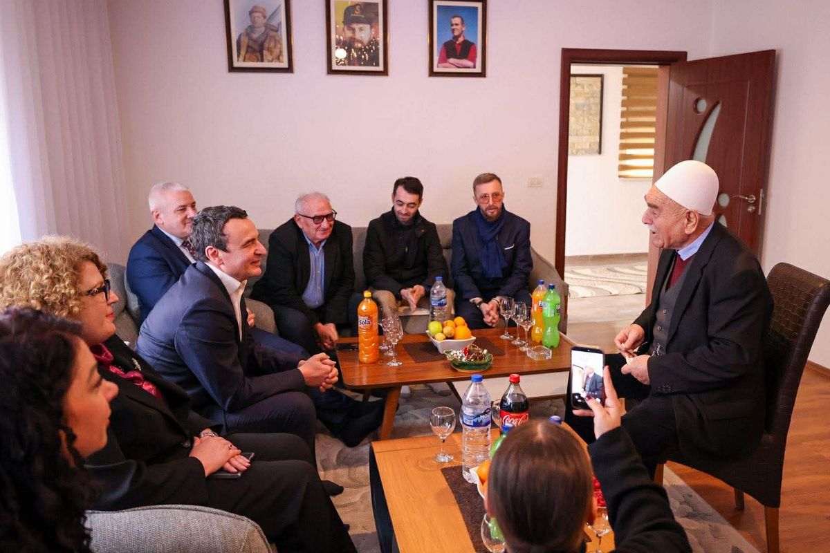 Albin Kurti viziton familjen e Mujë Krasniqit Albin Kurti viziton familjen e Mujë Krasniqit