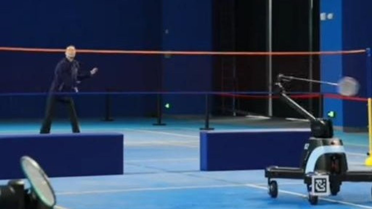 Roboti vendos rekord botëror duke luajtur badminton