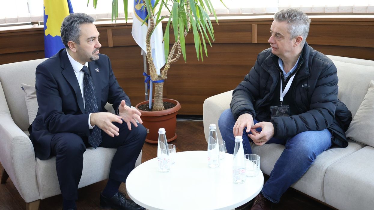 Ambasadori britanik pas vizitës në KQZ: Profesionalizëm dhe gatishmëri për mbarëvajtjen e zgjedhjeve Ambasadori britanik pas vizitës në KQZ: Profesionalizëm dhe gatishmëri për mbarëvajtjen e zgjedhjeve