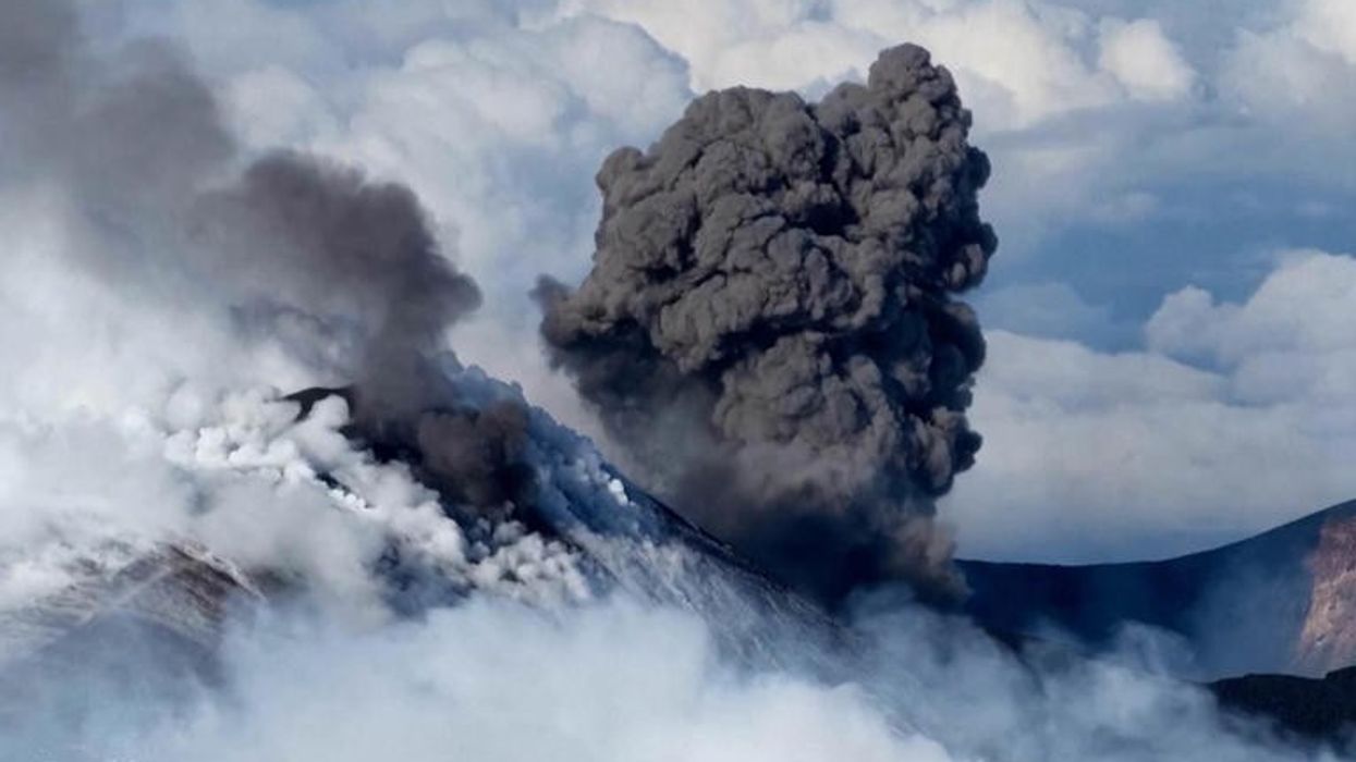 Moment dramatik, mali Etna i Italisë nxjerr re të dendura hiri vullkanik duke shkaktuar paralajmërim për aviacionin