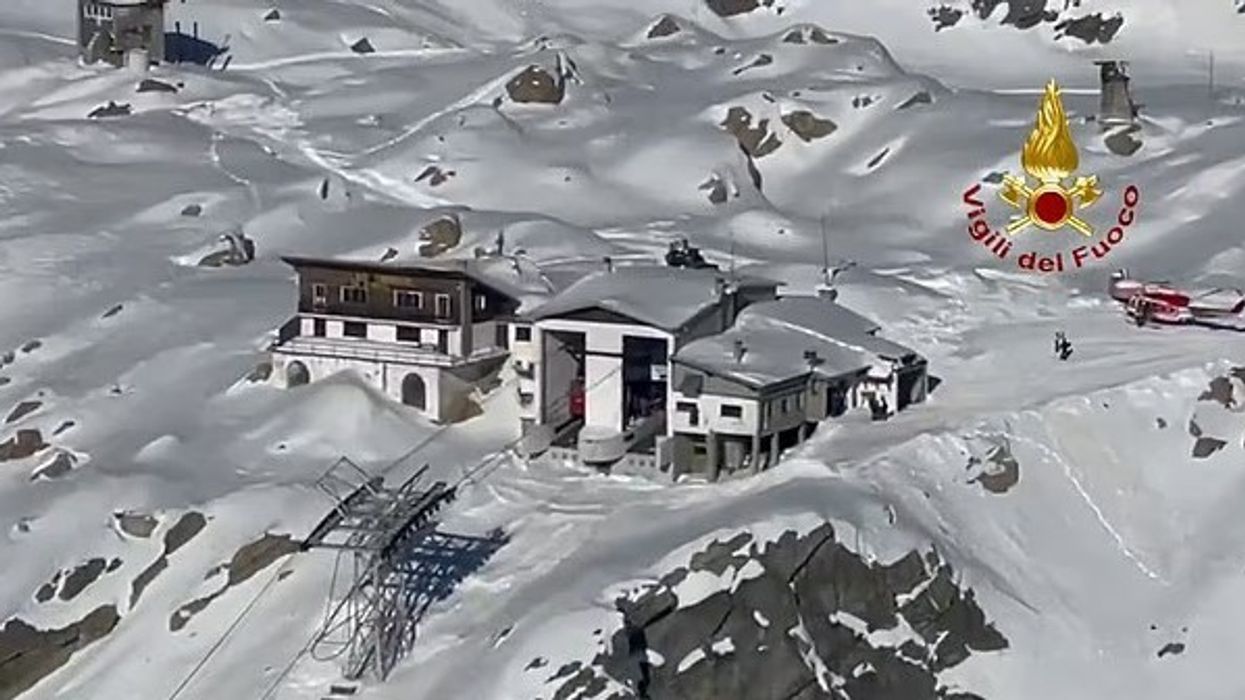 Gjashtë të lënduar dhe më shumë se 100 të bllokuar ndërsa teleferiku përplaset në barrierën e stacionit malor në Itali