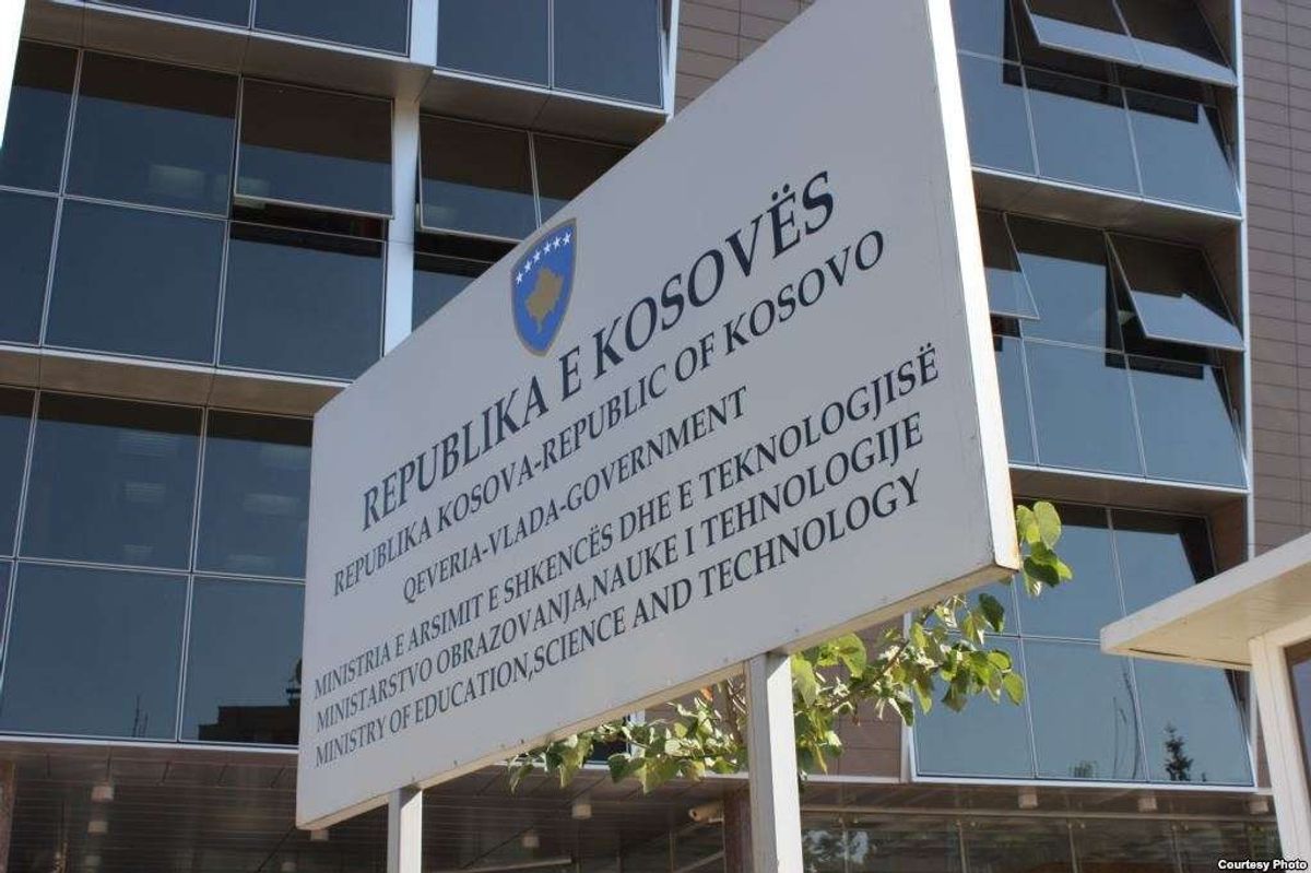 Detaje nga aktakuza e PSRK: Ministria e Arsimit pagoi 220 euro për një shportë bërlloku, ndërsa çmimi real ishte 12 euro Detaje nga aktakuza e PSRK: Ministria e Arsimit pagoi 220 euro për një shportë bërlloku, ndërsa çmimi real ishte 12 euro
