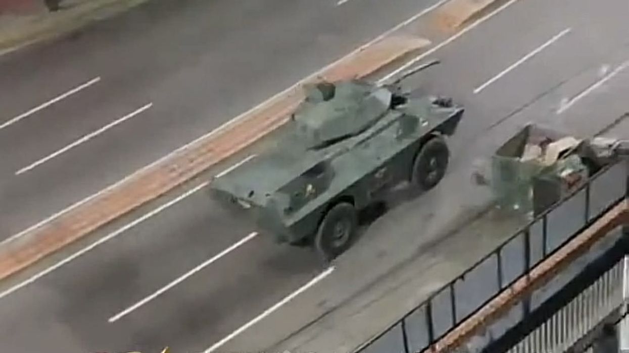 Venezuela dislokon ushtrinë, pamjet tregojnë tanket në rrugët e vendit