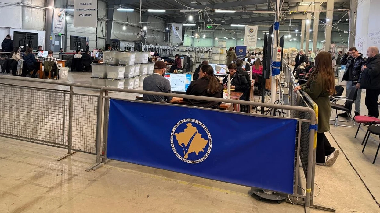 Numërohen mbi 5% e votave me postë, LVV kryeson – AAK befason në vendin e dytë