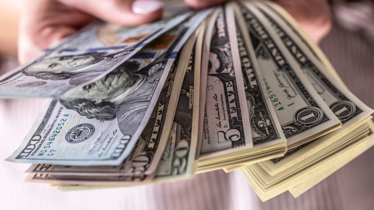 Gruaja blen biletën e gabuar të lotarisë, por fiton një shumë të madhe parash