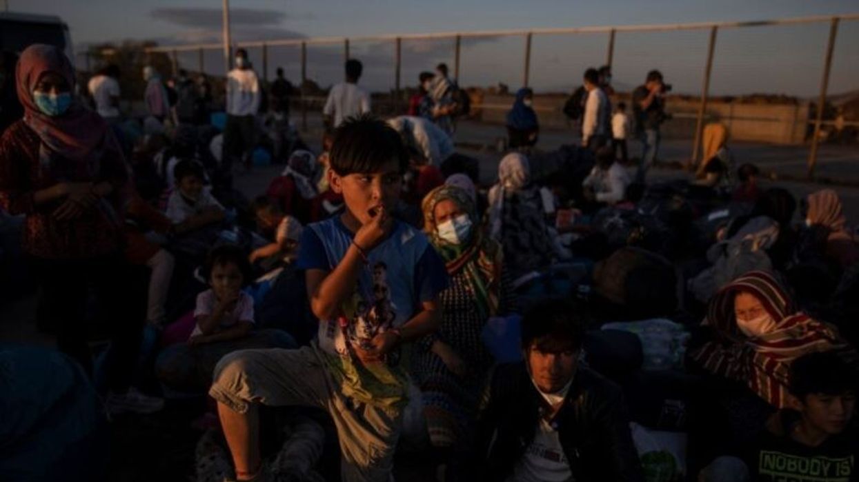 Policia ndalon dy të mitur, transportonin emigrantë të ardhur nga Egjipti në hyrje të Gjevgjelisë Policia ndalon dy të mitur, transportonin emigrantë të ardhur nga Egjipti në hyrje të Gjevgjelisë