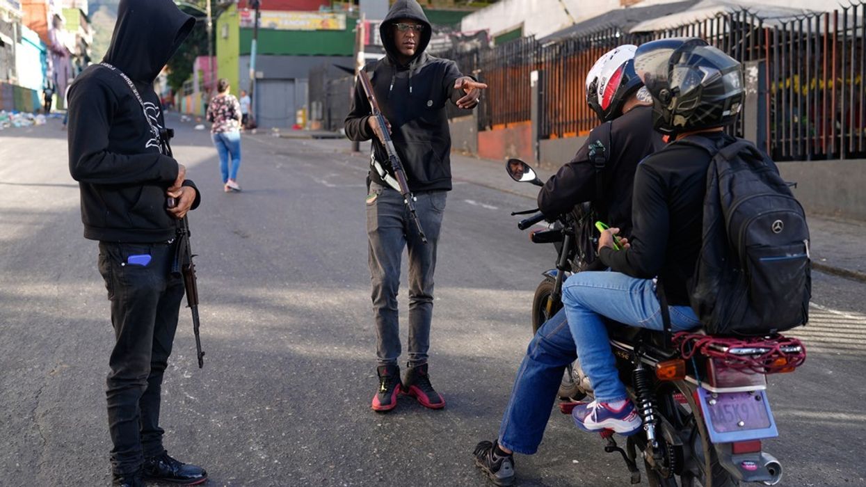 Gazetarja nga Karakasi thotë se qeveria venezuelase po armatos civilët Gazetarja nga Karakasi thotë se qeveria venezuelase po armatos civilët