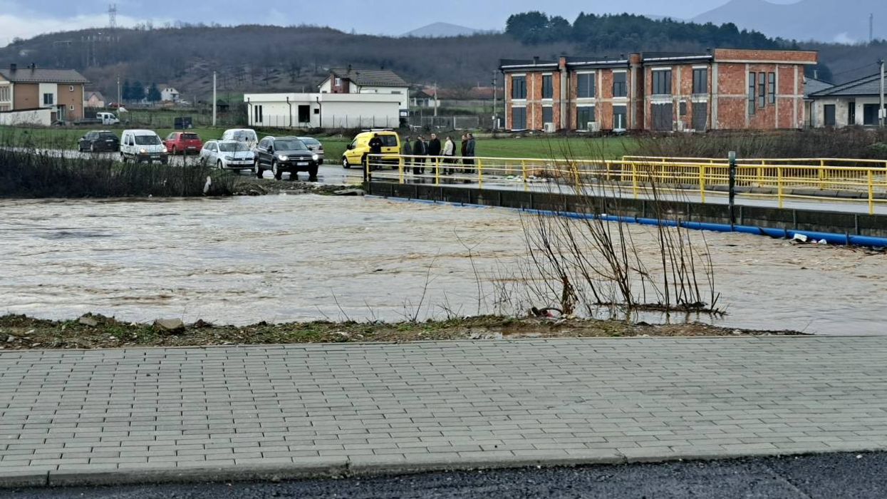 Prurjet e lumit Erenik bllokojnë disa rrugë në Gjakovë Prurjet e lumit Erenik bllokojnë disa rrugë në Gjakovë