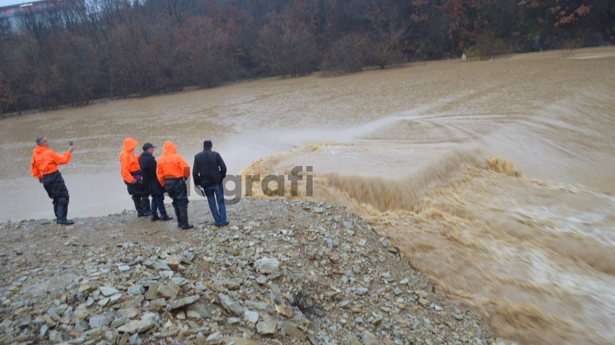 Malisheva përballet me vërshime - 6 familje të evakuuara, po vëzhgohet diga e lumit