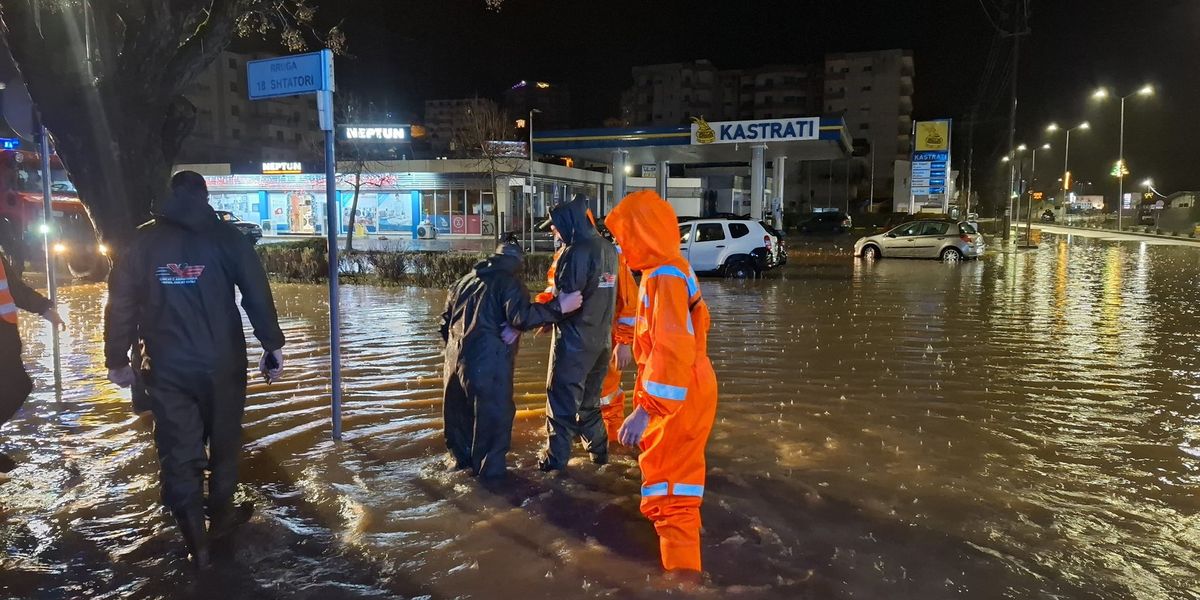 Vengu: Mbi 100 efektivë në teren për tu përballur me vërshimet Vengu: Mbi 100 efektivë në teren për tu përballur me vërshimet