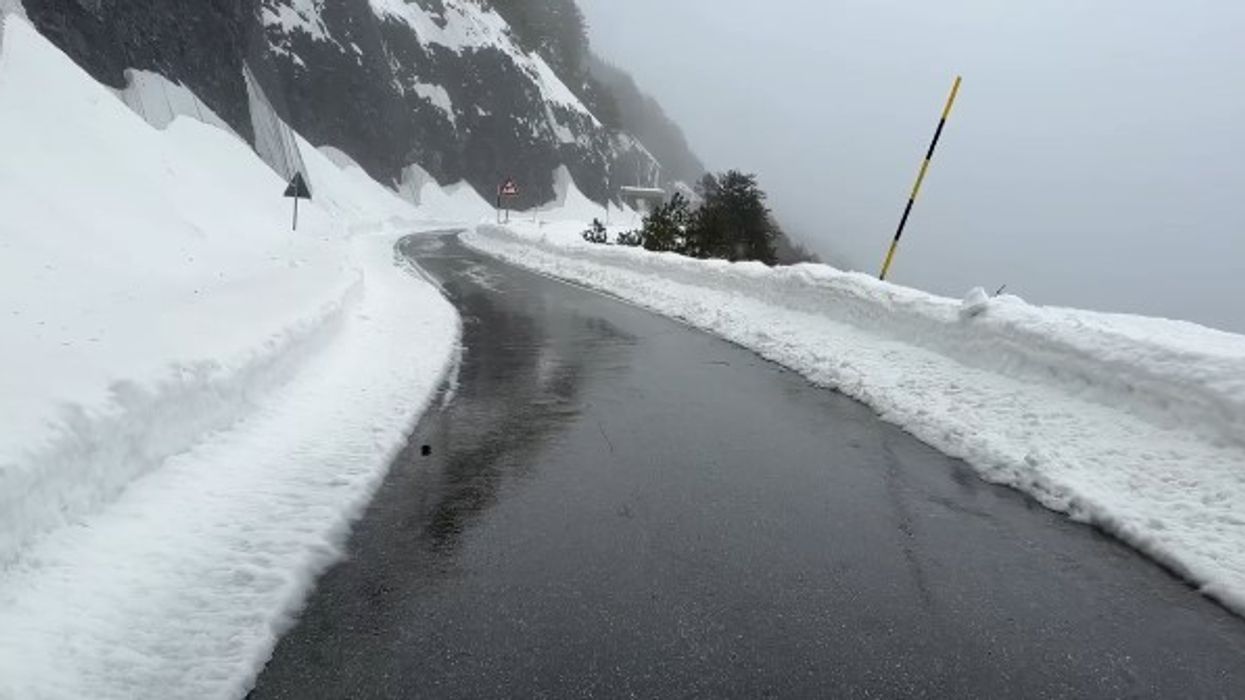 Moti në Shqipëri, shi dhe borë