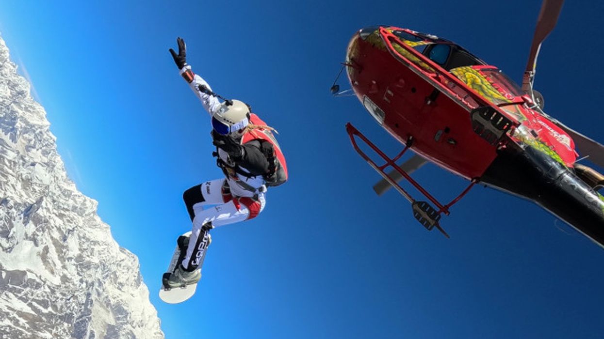 Bjellorusja hidhet me parashutë nga helikopteri dhe bën “surf” në 6,400 metra lartësi Bjellorusja hidhet me parashutë nga helikopteri dhe bën “surf” në 6,400 metra lartësi