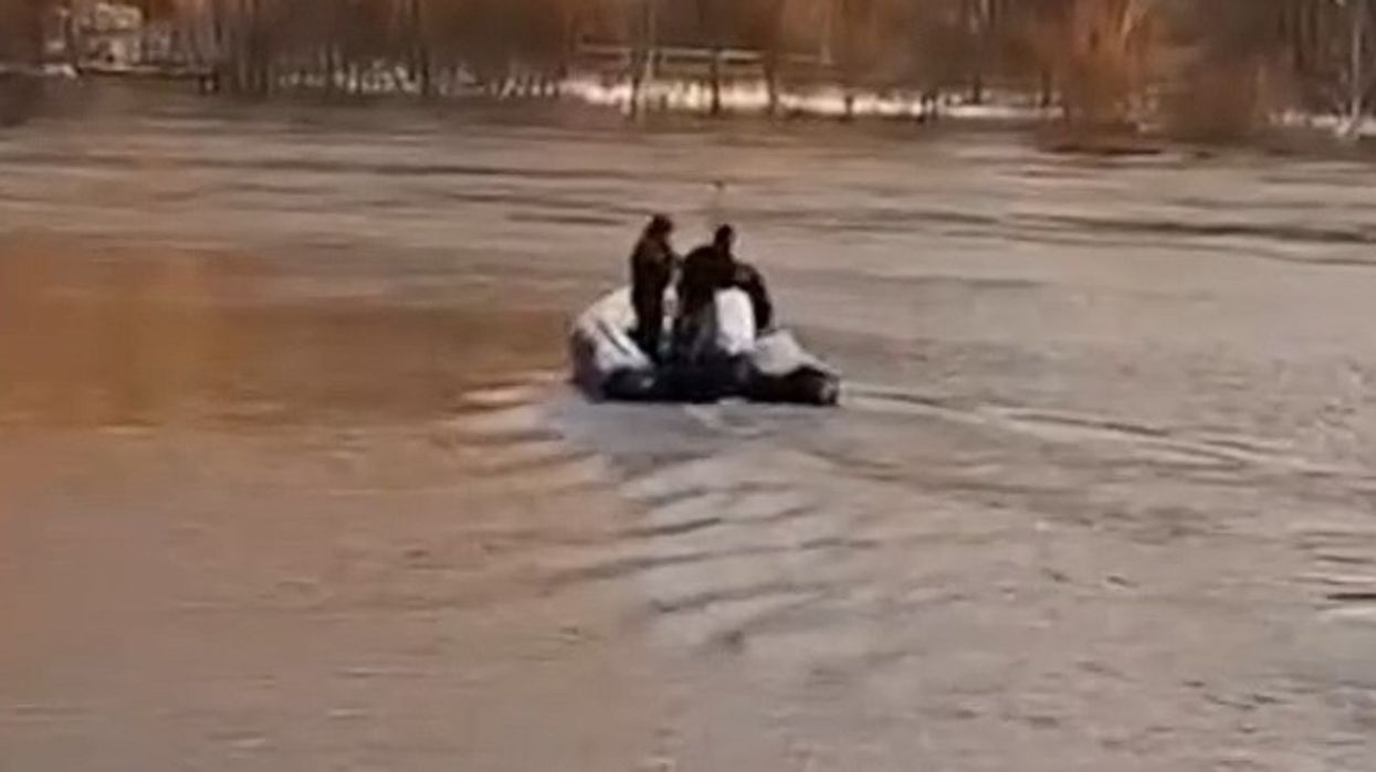 Policia e Kosovës evakuon familje të bllokuar nga vërshimet në Mitrovicë