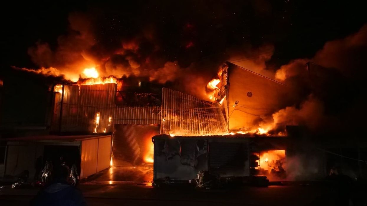 Shtëllunga deri në qiell, shkrumbohet tregu i rrobave të përdorura në Tiranë
