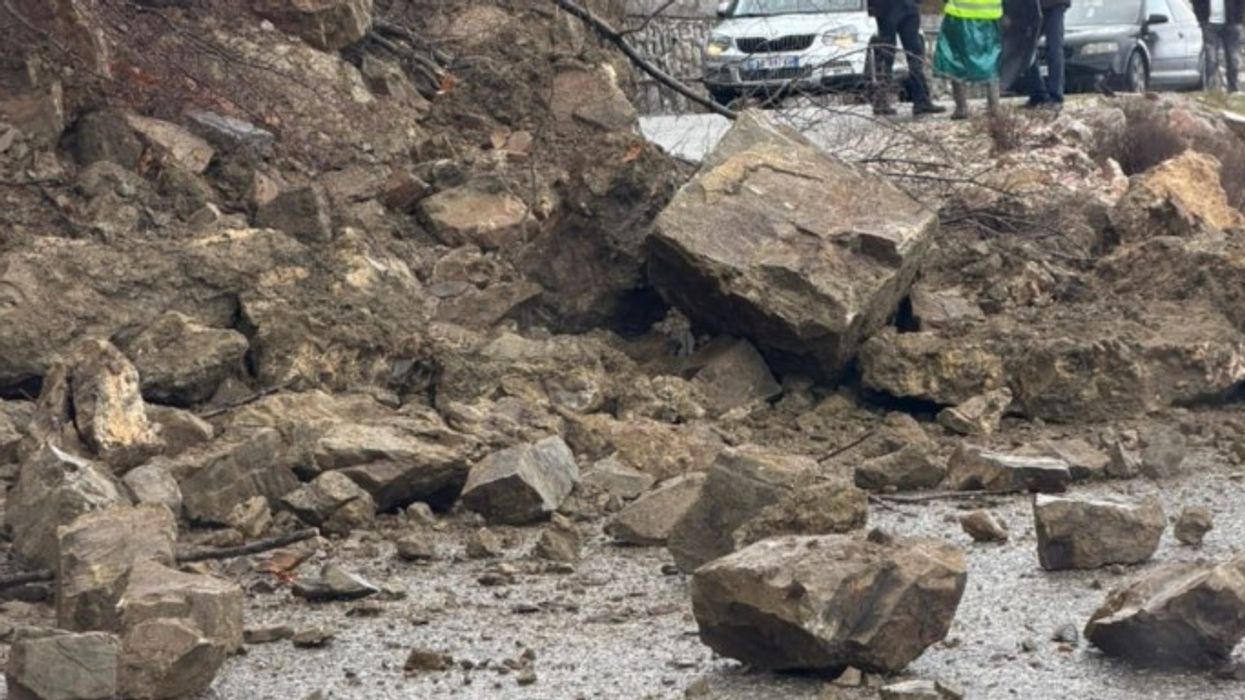 Rrëshqitjet e dheut bllokojnë rrugën Elbasan–Gjinar, banorët kërkojnë ndërhyrje