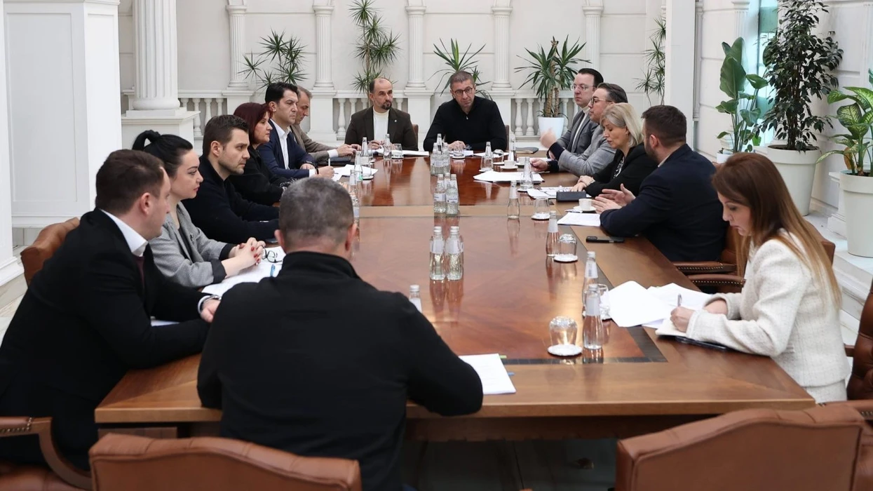 Mickoski mbledh kabinetin qeveritar: Vazhdojnë përpjekjet për të përmbushur kriteret e BE-së