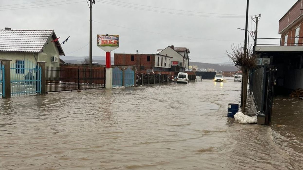 Vërshimet ndotin ujin në Miradi e Poshtme, KRU jep paralajmërim Vërshimet ndotin ujin në Miradi e Poshtme, KRU jep paralajmërim