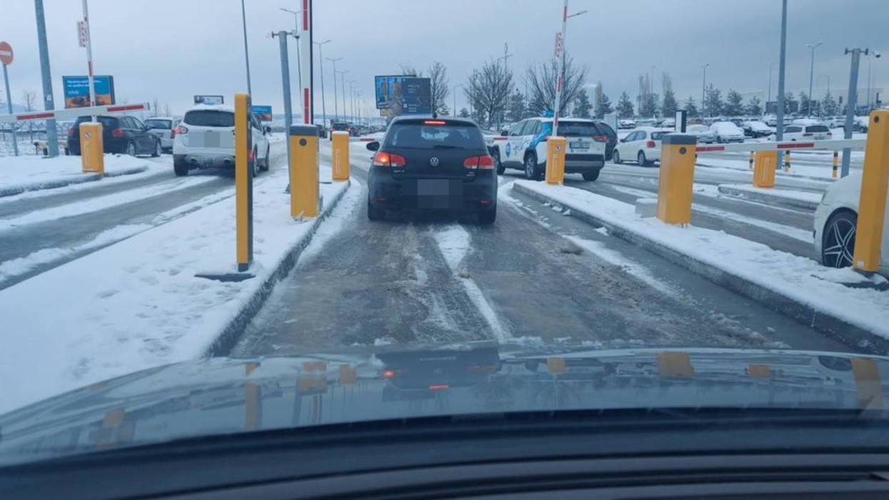 Rrugët me borë, vështirësi në qarkullim drejt Aeroportit “ Adem Jashari”